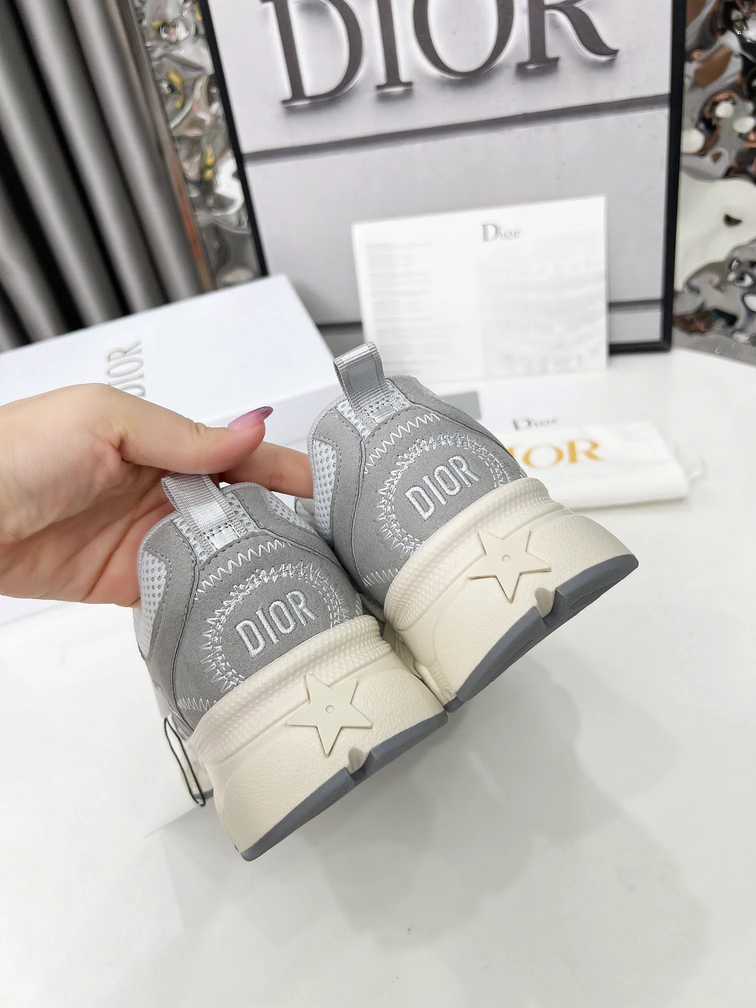 👟👟Ex-factory price 560👟👟 The official website is updated simultaneously with the 2025 model. This Dior Chrono sneaker reinterprets running shoes in Dior's high-end style. Gray mesh fabric is paired with tonal suede calfskin panels, the CD logo on the side, the star patch on the tongue and the Dior logo on the heel, all in classic fine detail. Featuring two-tone laces and a lightweight sole with star graphics, they can be worn year-round. Size: Women’s size 35-41 (35/42 can be customized) Color: 12 colors available